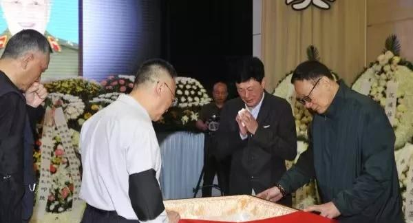 韩先楚夫人有多美？这是1970年留影，她50岁，皮肤白皙	，气质非凡