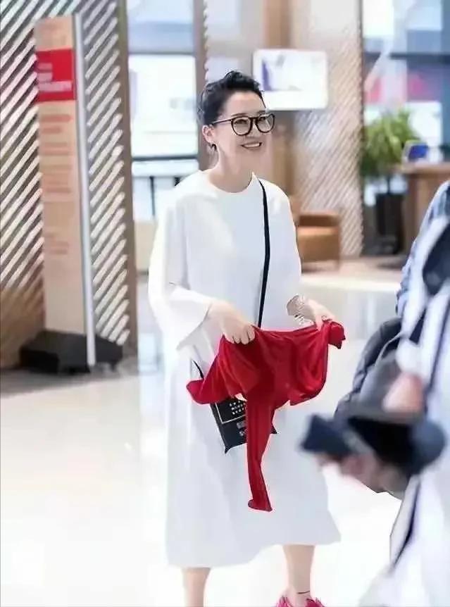 她一生 “风流成性、老少通吃”，撩汉无数，现如今56岁却依旧单身
