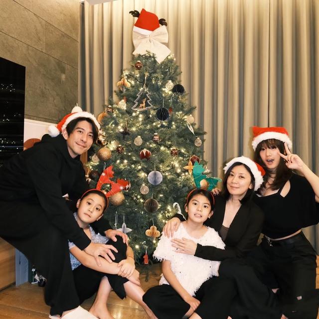 贾静雯一家过圣诞，梧桐妹穿低胸裙身材傲人，咘咘和波妞越来越像