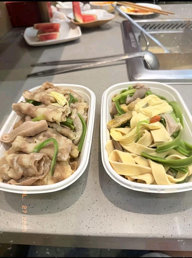 笑死了！女子喂烤肠店老板的狗吃烤肠，老板：那不干净，别给它吃
