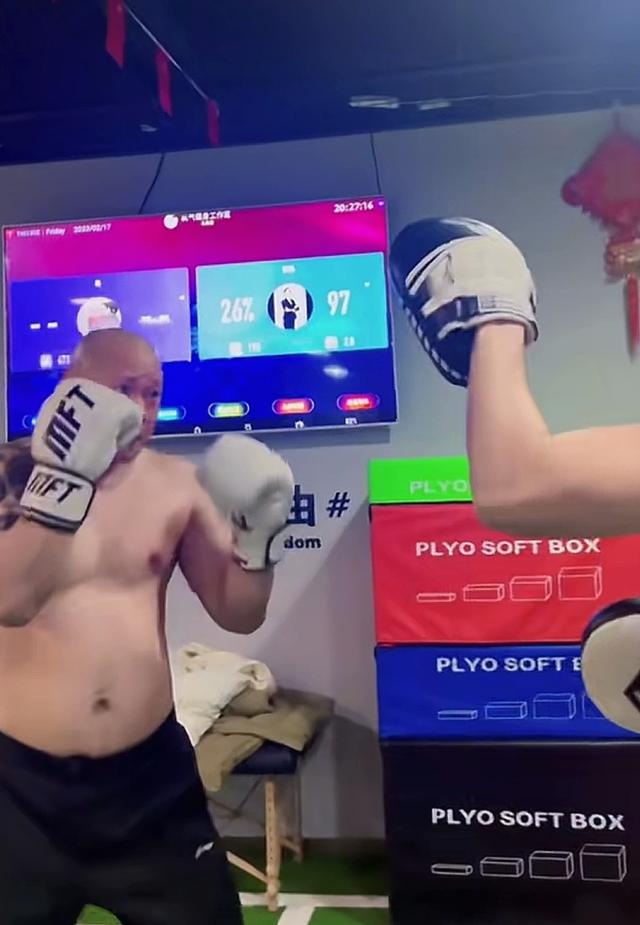 北京肖哥突发去世，年仅45岁，家里原石成堆开大奔，十几套房出租