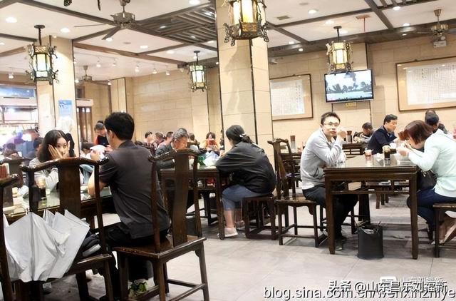 秋雨中的“西安回民街”街市（“陕西之旅”之六）