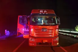 高速路上睡觉，司机：“我在服务区睡也要查？”图片