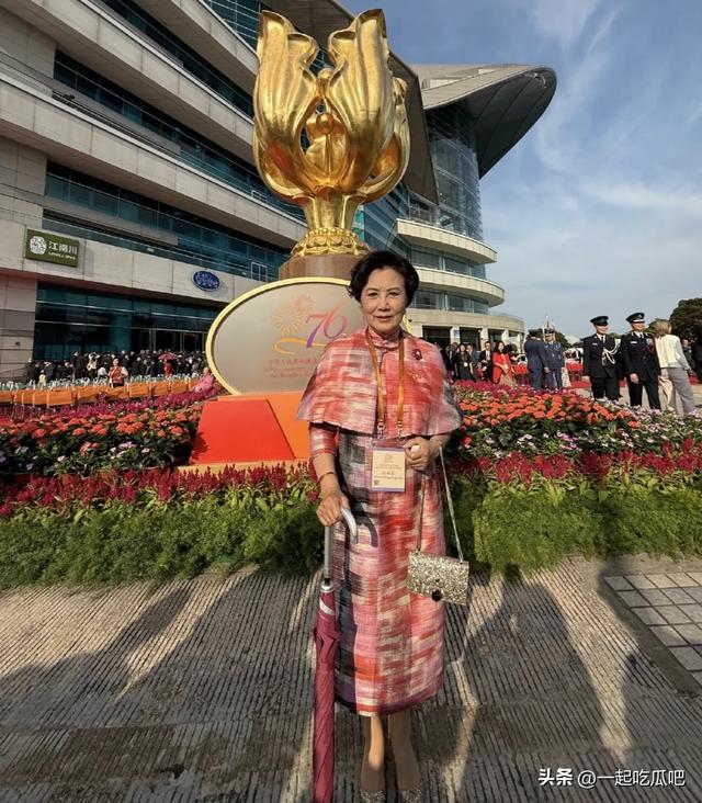 78岁汪明荃在香港出席国庆升旗仪式和庆祝酒会，穿衣打扮雍容华贵