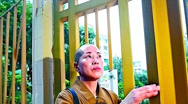 比释永信还狂！尼姑穿黑丝住豪宅，嫁俩和尚买爱马仕