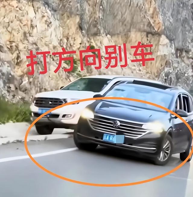云A太嚣张！故意停车别车造成公路堵塞，后车想超车还被开窗辱骂