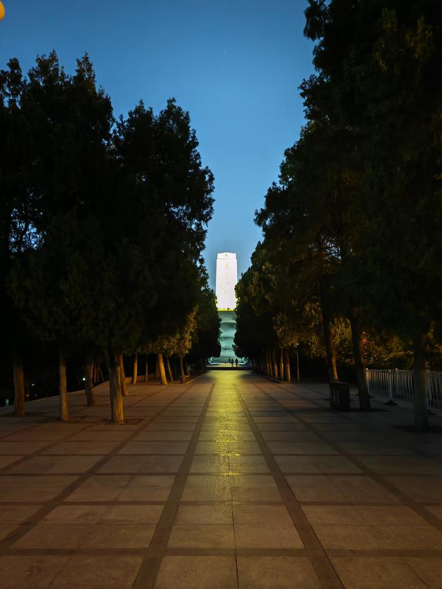 济南英雄山秋日夜景