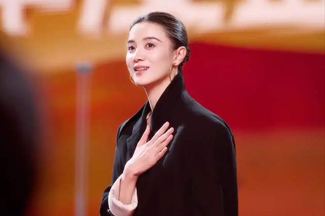 她被骂“陪睡上位”，后被封为“性感欲女”，得奖后当众怒怼海清