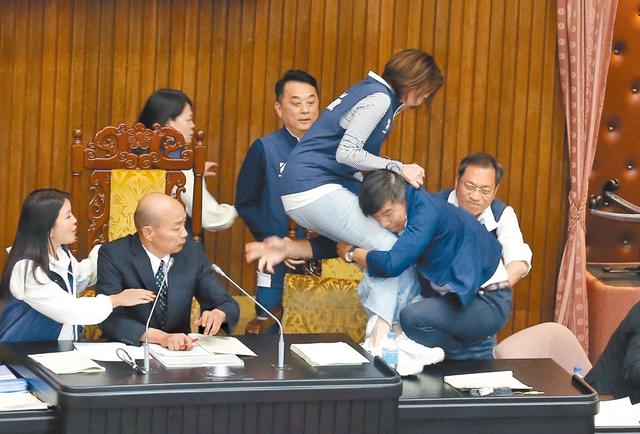 蓝营青年讽岛内“公督盟”