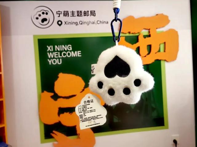 雪豹“爬”上邮局屋顶了？