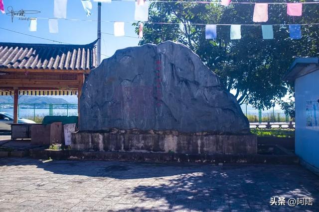 在洱海边的红山本主庙流口水，只因邂逅了好几户白族人家的聚餐