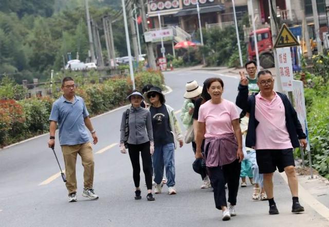 “山村收菜计划”再升级！杭城一批亲子家庭上周末驱车200公里赶到这个海拔600多米的小山村……