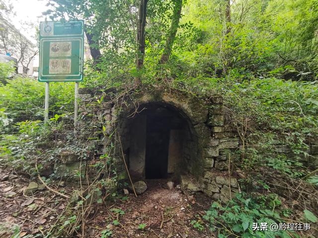 偏远乡野中寻找一个古寺遗址，探险一个深邃溶洞