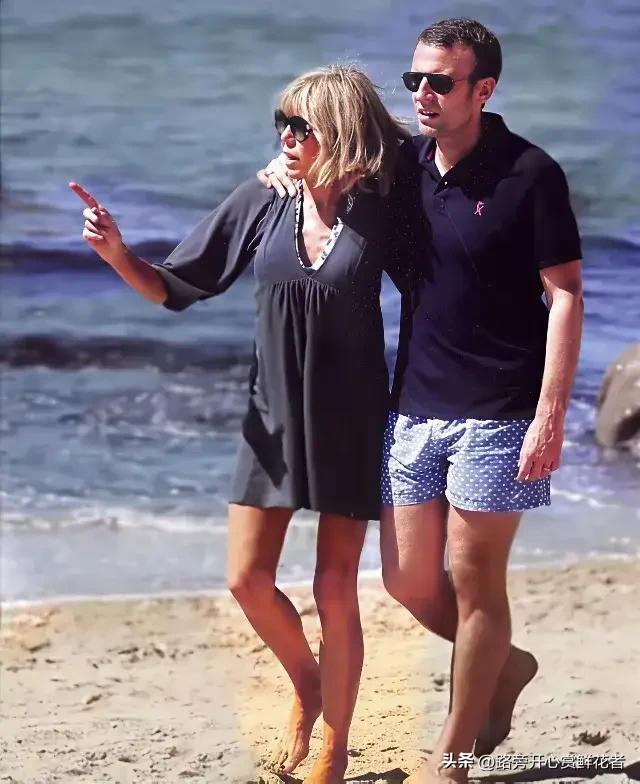 马克龙和妻子海边照，他和她身材一般般	，但他们的爱情外人看不懂