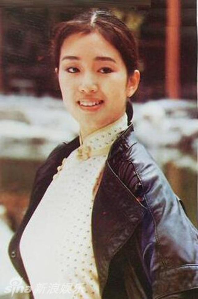 巩俐一头银发现身晚宴！从容老去拒绝修饰，真实状态最美！