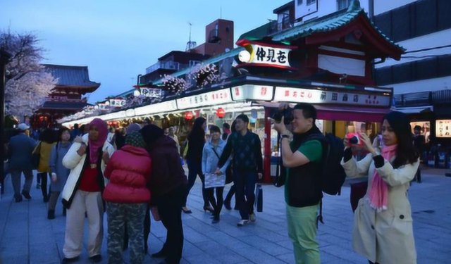 中国游客在日本遇阴阳菜单？华侨：菜单都是贵菜，扫码点餐易中招