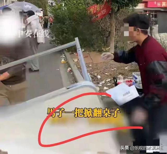 反转打脸！掀大学生摊位男子身份扒光，理由荒唐	，结局大快人心！