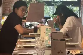 霍启刚抵达上海与老婆汇合，耐心陪郭晶晶吃午饭，二人将共赴巴黎图片