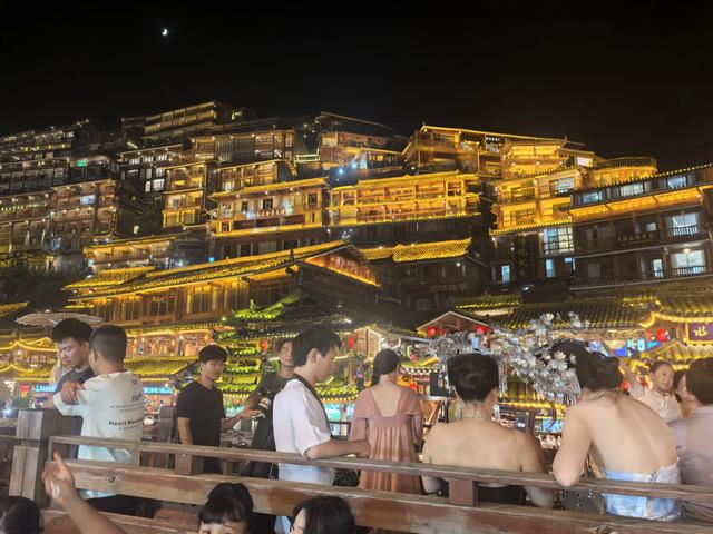 七绝·题千户苗寨夜景