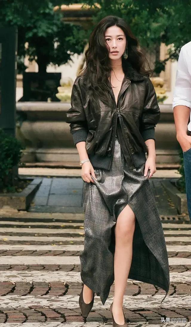 朱珠穿衣太“放纵” 真空穿夹克 拉链在中间露肤 一般人真不敢