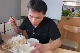父母双亡的19岁小伙打工挣学费，一天饭钱仅1元：我叫福贵，但不会是《活着》里那个图片