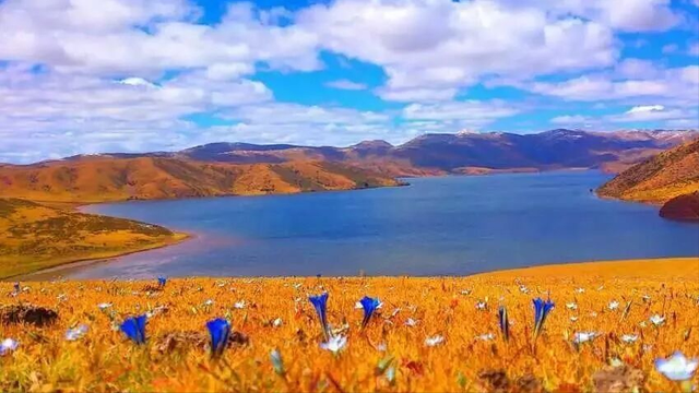 跟着国道214寻宝藏：拐进66公里，遇见西藏最治愈的湖