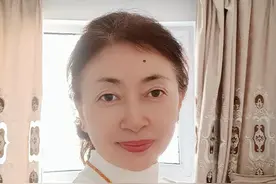 我60周岁，头发白一多半，现在开始不染发，做一个自然美小老太太图片
