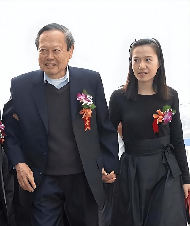 杨光宇赴八宝山送别父亲杨振宁！父亲走了，他仍会把翁帆当亲人