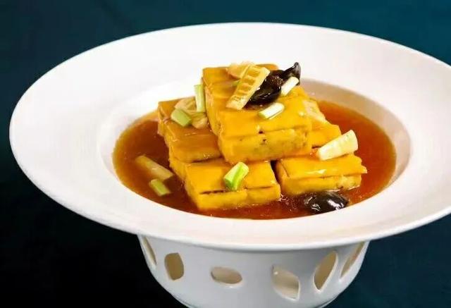 年味十足的山东宝藏小城，不仅是鲁菜重要发源地，还是“中国琉璃之乡”！