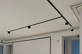 电线不埋墙、弃用踢脚线…现在年轻人装修，还真是敢想敢干！图片