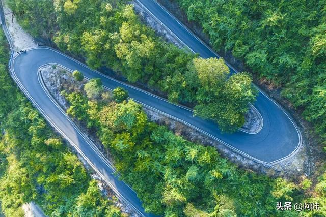 铜仁大峡谷旁边有条村道,由连续十多个发夹弯组成,堪称跑山胜地