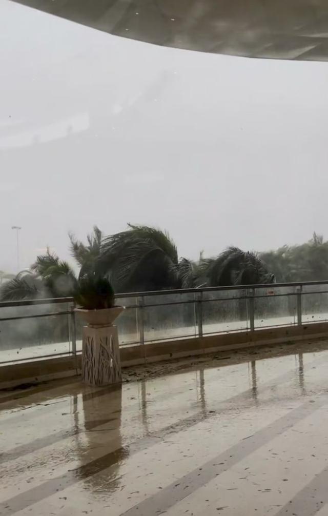 网友发帖“满目疮痍的亚龙湾……” 台风“剑鱼”致三亚多家酒店受损，记者连线酒店和游客