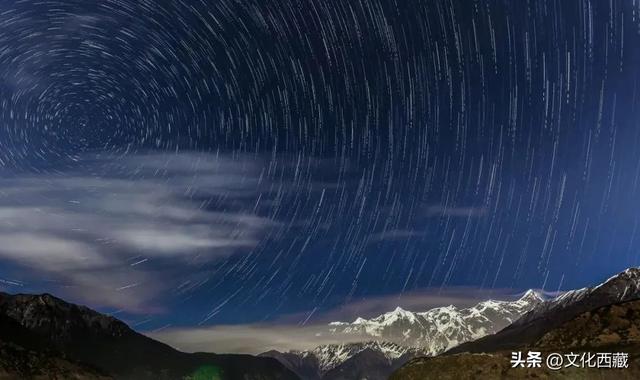 对不起，这看日照金山、流星、沙漠和雪山同框的宝藏地，我写晚了！