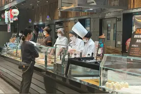 超市变“食堂”，年轻人都爱去！比方便实惠更重要的是……图片