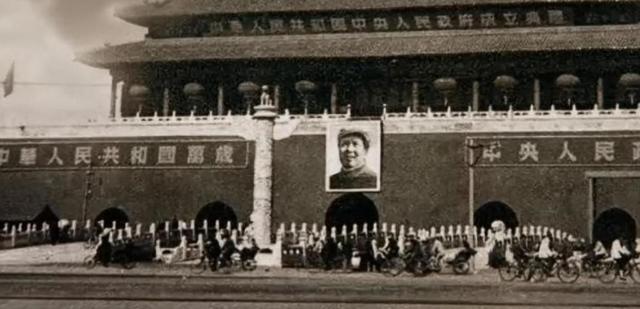 为何天安门不悬挂毛主席的照片，反倒要挂主席的画像？