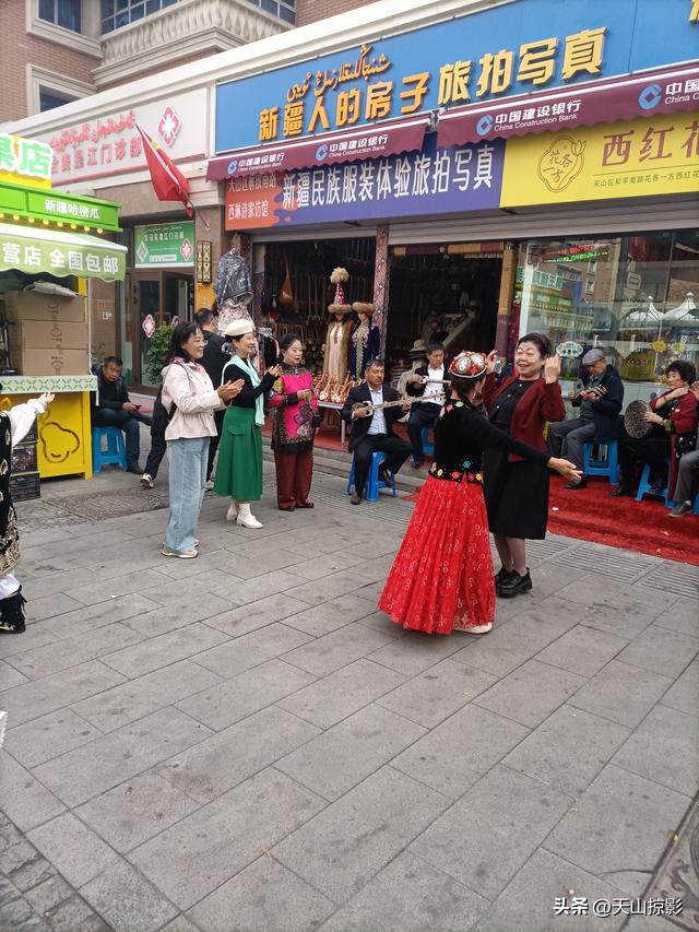 坐着2路公交车，逛乌鲁木齐国际大巴扎
