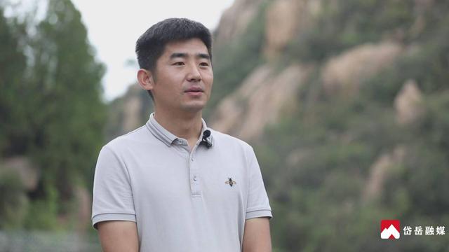 国庆打卡九女峰：云雾间读诗 国旗下抒怀