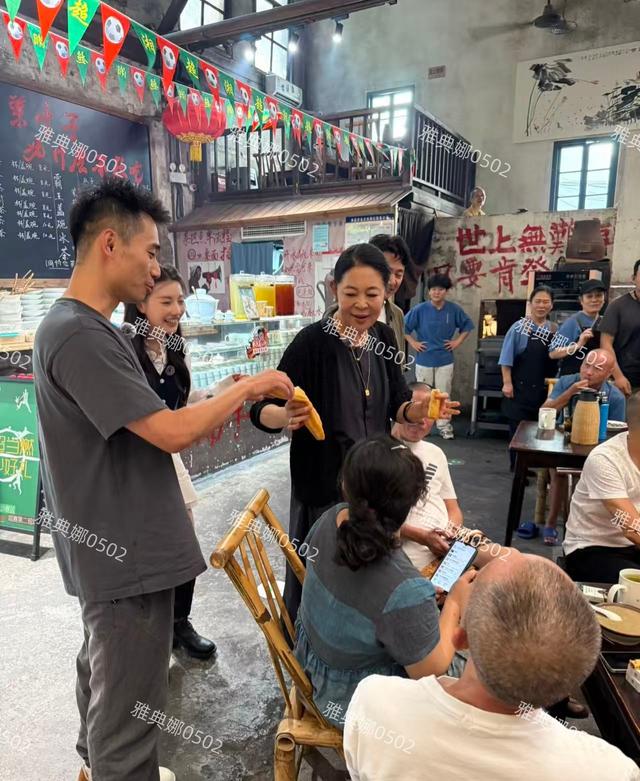 倪萍怎么变成这样了？她脸很僵嘴唇很厚鼻孔变大， 一脸横肉不面善