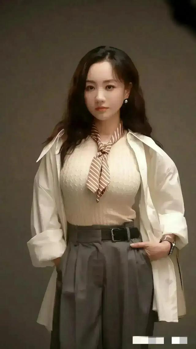 杨蓉这胸是真的吗？跟两个足球一样了，真的非常好看了
