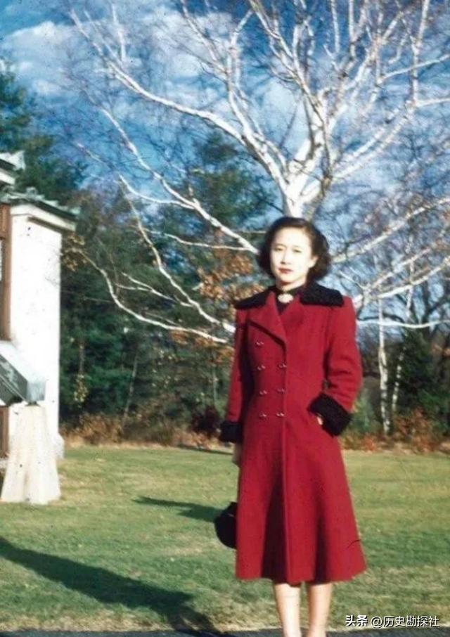 1981年，杜聿明的葬礼上，女儿杜致礼和杨振宁的留影，悲痛难掩！