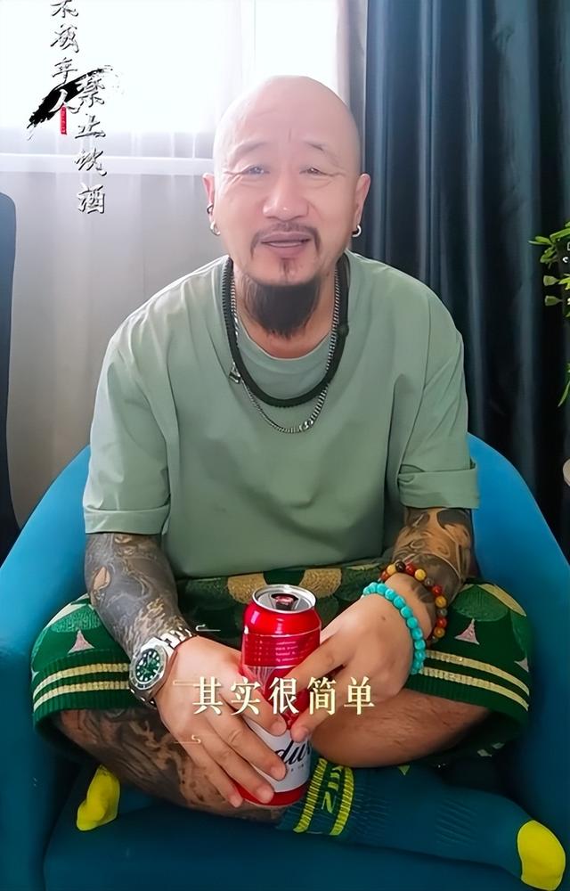 李保田54岁儿子中年叛逆，纹花臂打耳钉戴佛珠	，回应：父在不留须