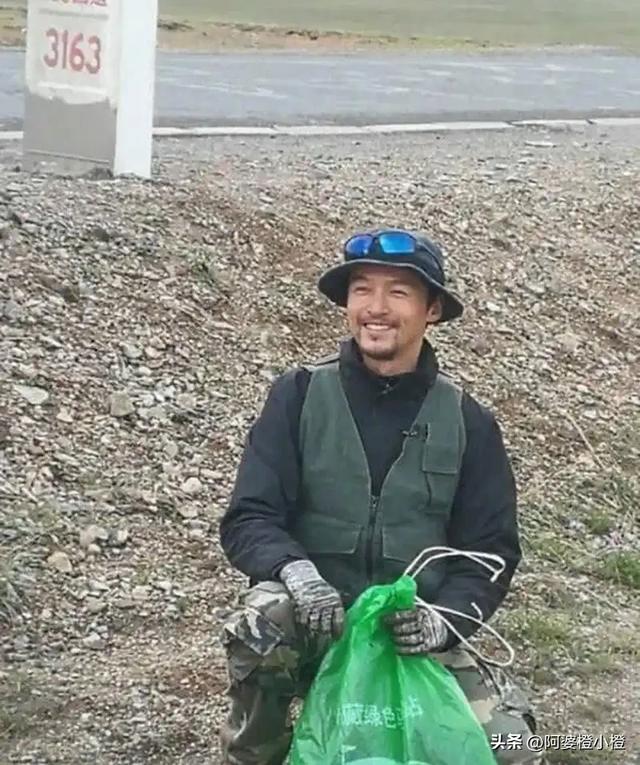 胡歌上海买房被偶遇，头顶秃了一大片，老婆黄曦宁陪同	，长相普通