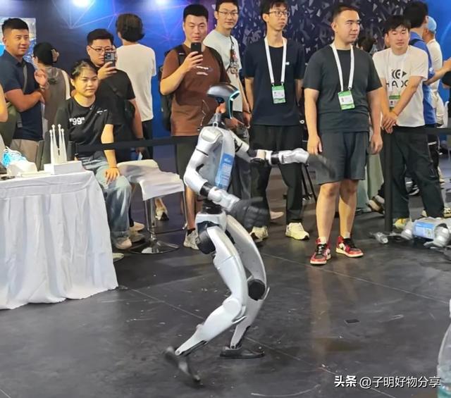 新“科技春晚”燃爆魔都！宇树机器人大打出手，智元泼墨题字！