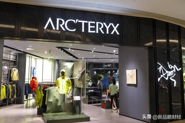博主：始祖鸟高原放烟花秀惹怒中产
