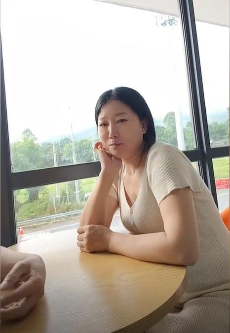 广东小伙爱上湖北大妈，他比大妈小13岁，两人恋爱后住在出租屋