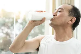 研究发现：每天多喝一杯奶，高血压和糖尿病风险或升高？啥情况图片
