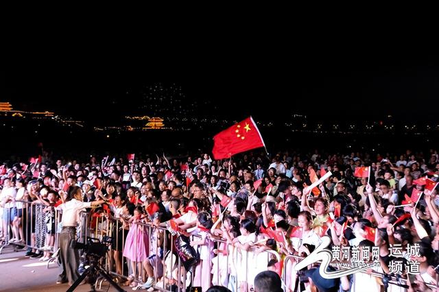 运城夏夜：在琴声、荷风与合唱中慢行