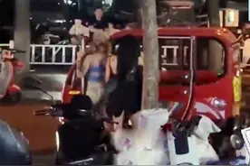 两女子晚上街头骚扰摩的大爷，网友说请放开这个大爷，让我来图片