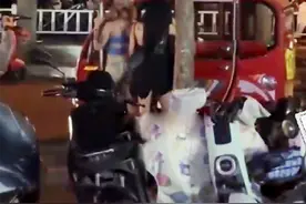 两女子晚上街头骚扰摩的大爷，网友说请放开这个大爷，让我来图片
