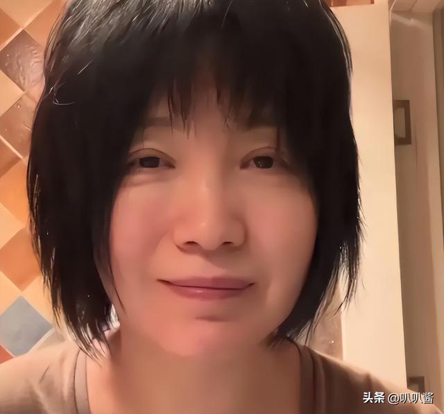 她连上5次春晚，私下却和恩师同居怀孕被骗流产，今57岁依然单身